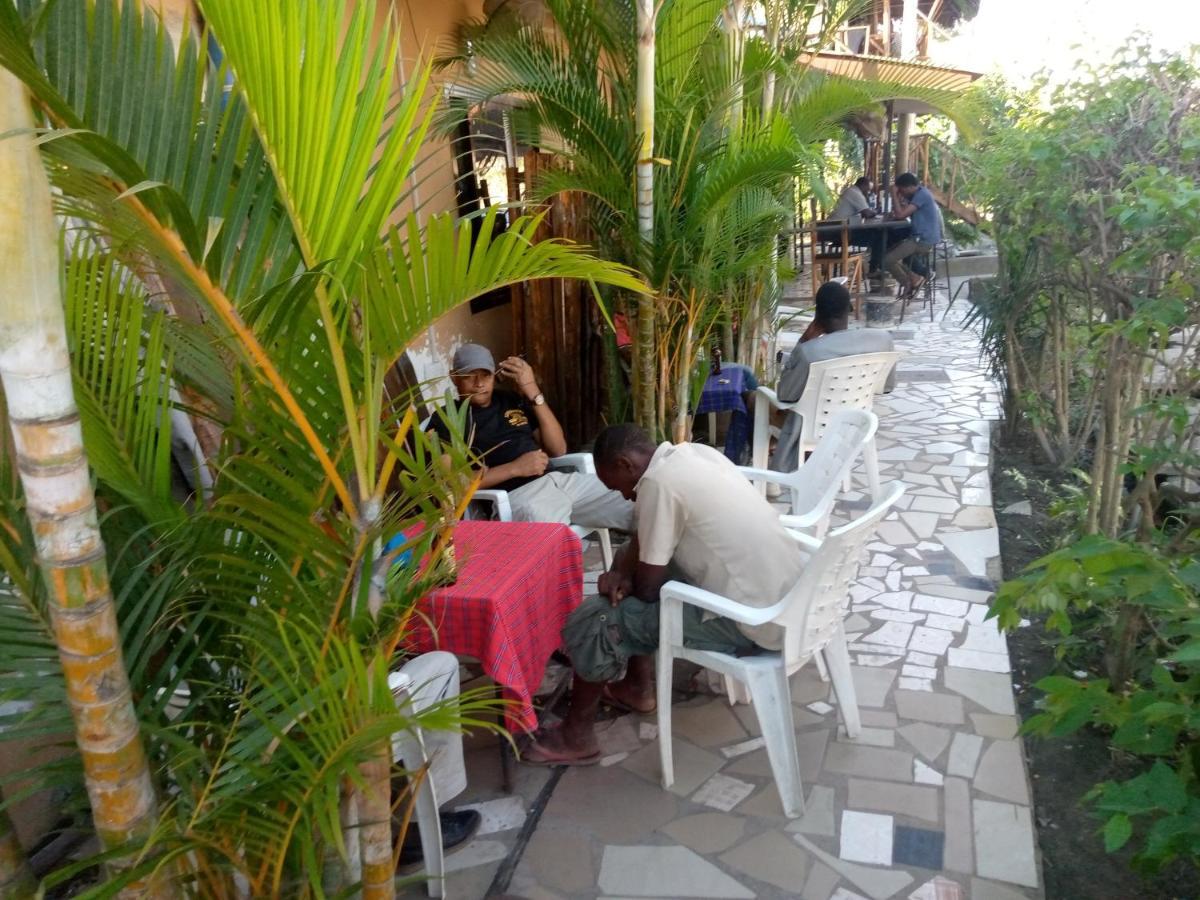 Kicec Bar And Guest House Airport Darüsselam Dış mekan fotoğraf